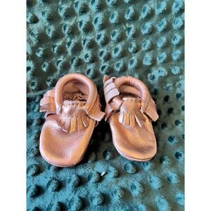 Freshly Picked Moccasins rose gold or a pink metallic size 0 baby shoes